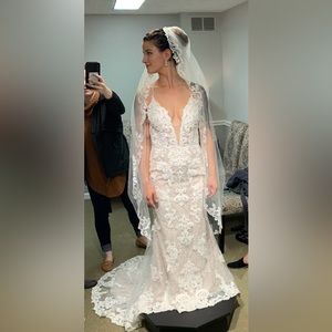 MAGGIE SOTTERO Wedding dress and matching veil